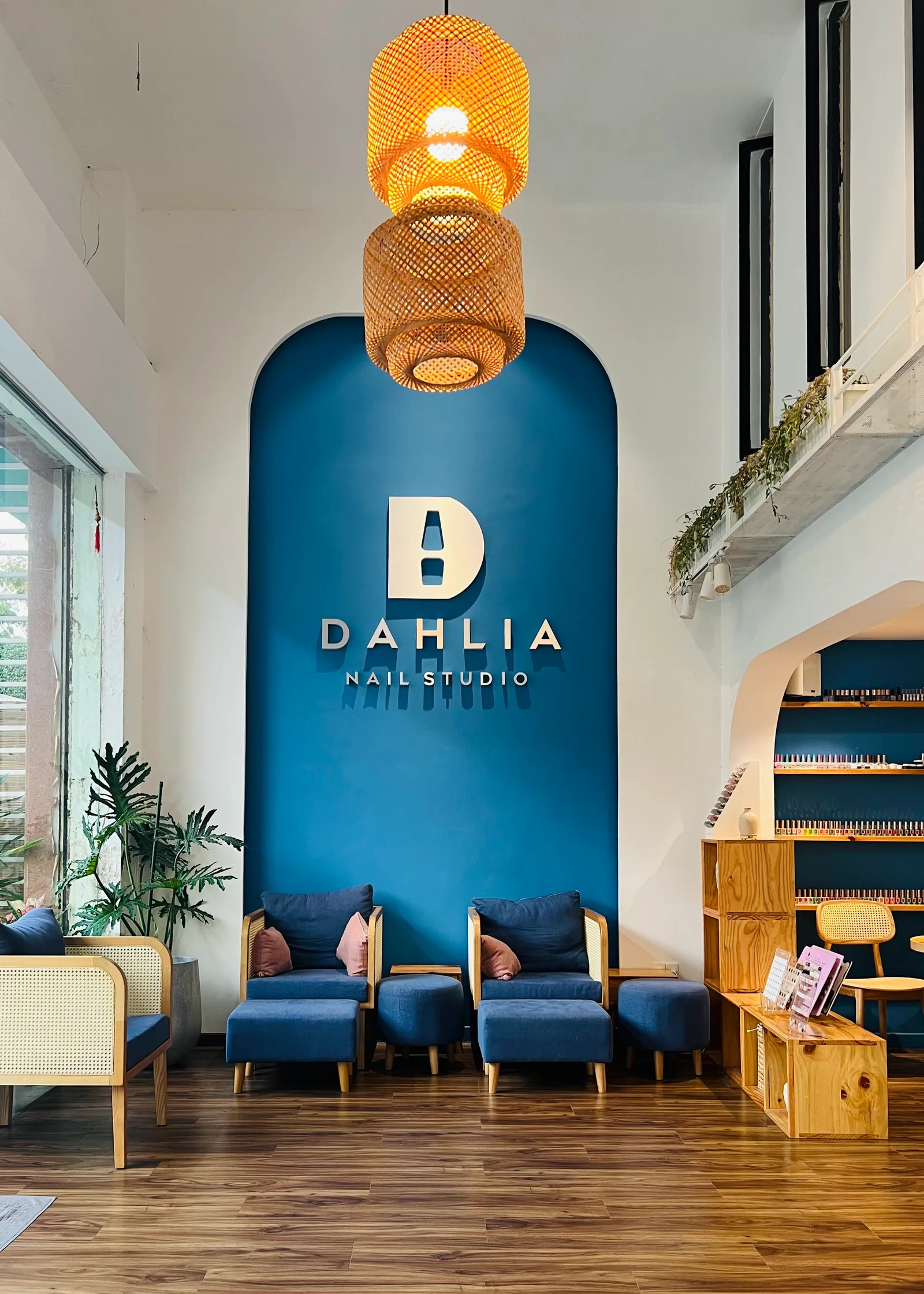 Bàn làm nail với khay dụng cụ và đèn UV tại Dahlia Studio